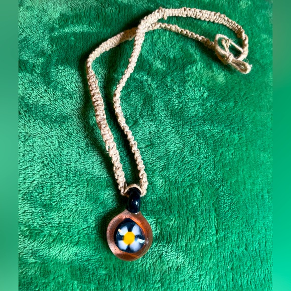 Hemp necklace with glass Daisy pendant - Picture 1 of 4